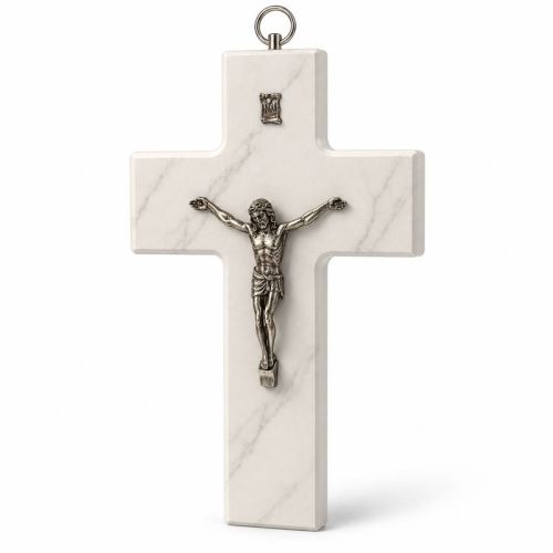 Jasny krzyż na ścianę KW24 ze wzorem białego marmuru i figurą ukrzyżowanego Chrystusa
