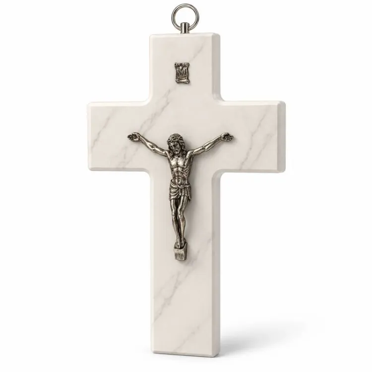 Jasny krzyż na ścianę KW24 ze wzorem białego marmuru i figurą ukrzyżowanego Chrystusa