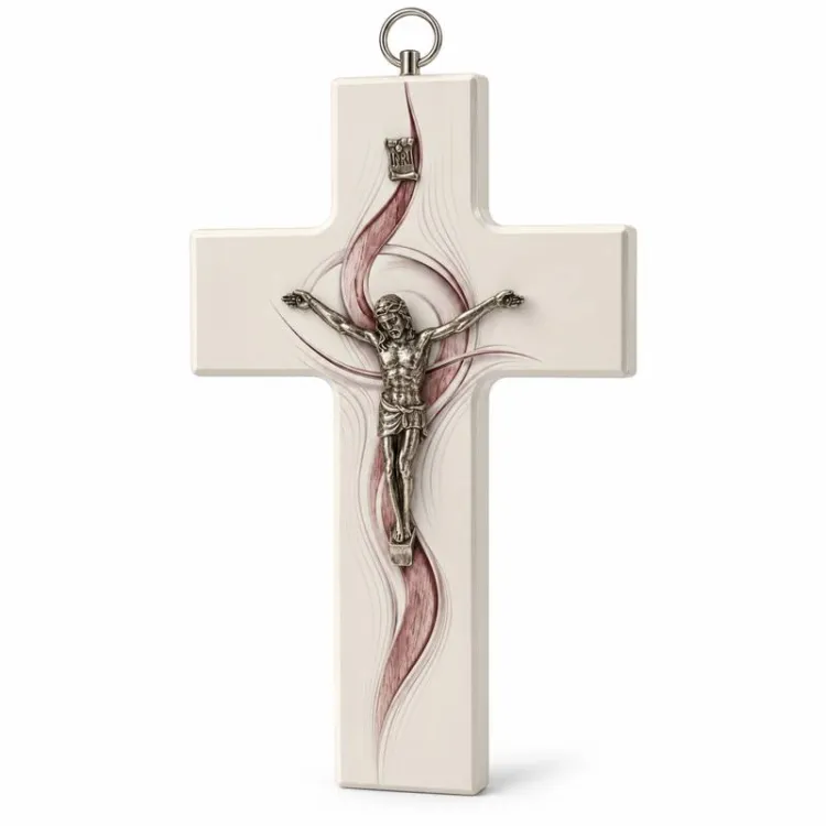 Kremowy krzyż na ścianę KW22 z wąskim bordowym ornamentem i figurą Chrystusa
