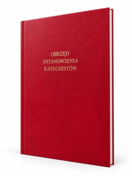 Obrzęd ustanowienia katechistów – księga liturgiczna w czerwonej twardej oprawie ze złotym napisem na okładce.