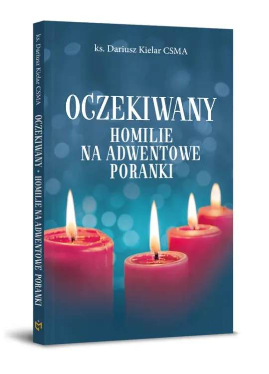 Oczekiwany. Homilie na adwentowe poranki – ks. Dariusz Kielar CSMA – niebieska okładka z czterema zapalonymi świecami.
