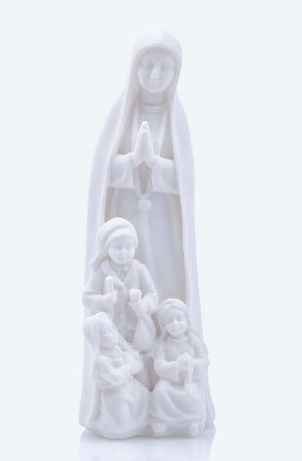 Figurka Matka Boża Fatimska wykonana z alabastru syntetycznego. 
