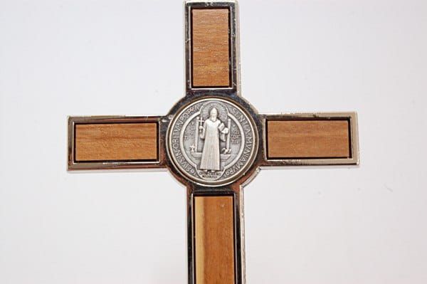 Krzyż św. Benedykta wiszący 12,5 cm ciemny