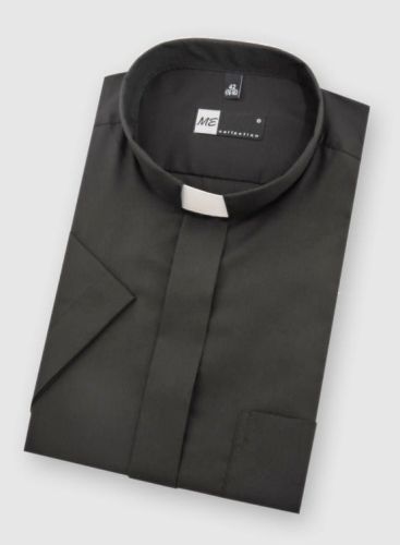 Czarna koszula kapłańska z długim rękawem i mankietem na guziki - widok z przodu - sklep z koszulami dla księży