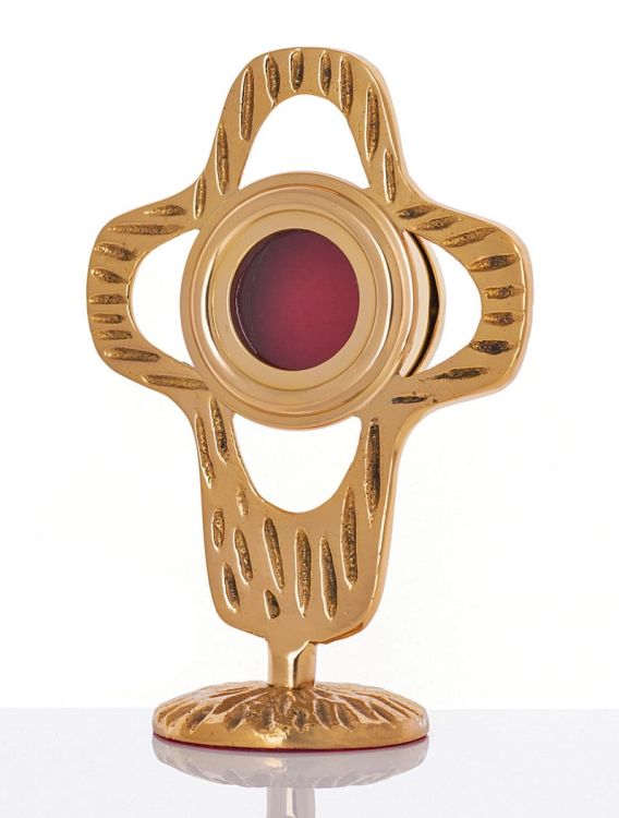 Relikwiarz mosiężny liturgiczny model MN-1007 o wysokości 20 cm w formie stylizowanego krzyża z centralnym oknem na relikwie.