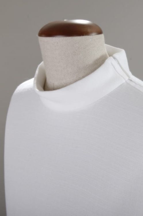 Biała Alba kapłańska prosta z tkaniny z domieszką lnu 3-106-0 sklep z szatami liturgicznymi