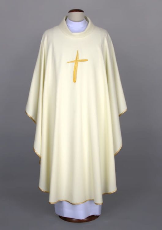Lekki przewiewny ornat w kolorze białym (kremowym) z delikatnym haftem maszynowym. Szaty liturgiczne: alby, komże, ornaty, kapy. Największy wybór, konkurencyjne ceny.