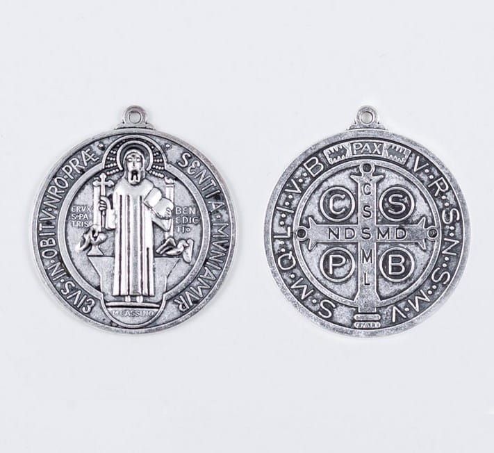 Duży medal św. Benedykta w kolorze srebra metalowy 4,5 cm - M130 dewocjonalia sklep księgarnia e-religijne.pl