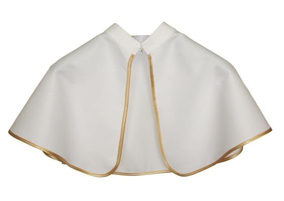 Biała pelerynka ministrancka ze złotą lamówką, zapinana pod szyją, leżąca na białym tle.
