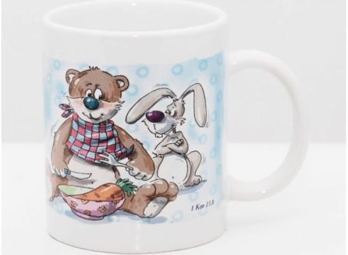 Kubek z parą misiów jedzących posiłek przy stole i napisem Miłość nigdy nie ustaje.