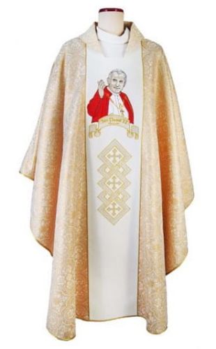 Ornat biało - złoty z haftowanym wizerunkiem Jana Pawła II e-religijne.pl
