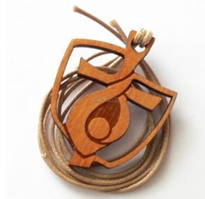 Wycinana w drewnie zawieszka na szyję z logo Światowych Dni Młodzieży - koszulki, kubki gadżety ŚDM, bogaty wybór, dobra cena- szybka dostawa.