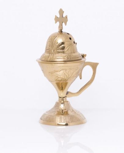 Złota kadzielniczka mosiężna z krzyżem do użytku domowego, zdobiona motywami roślinnymi | sklep z kadzidłami i kadzielnicami