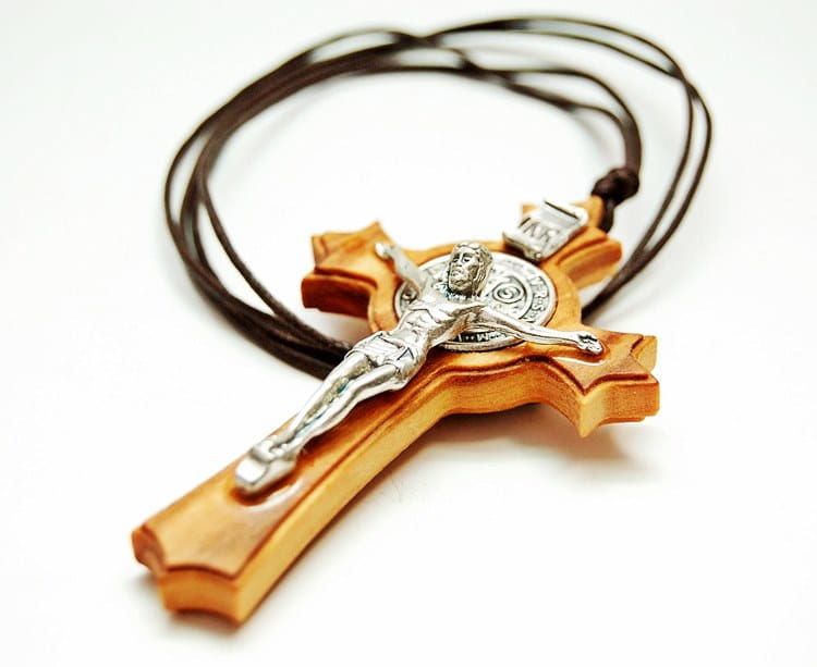 Krzyż św. Benedykta do zawieszenia na szyję - 2 e-religijne.pl