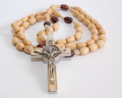 Różaniec z krzyżem św. Benedykta drewniany oliwkowy e-religijne.pl