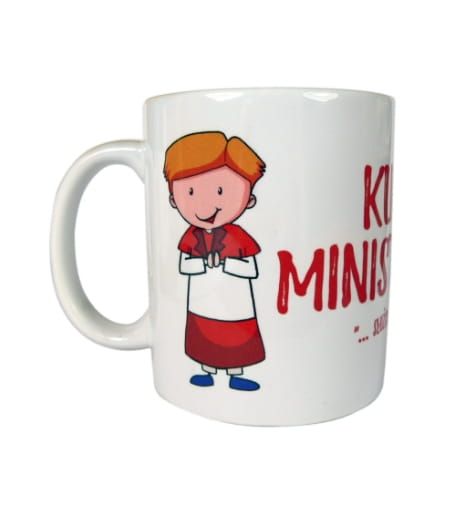 Biały kubek ceramiczny z wesołą ilustracją ministranta w komży oraz inspirującym cytatem z Psalmu 100,2 o radosnej służbie | sklep chrześcijański