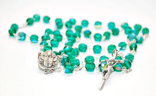 Różaniec kryształki zielone z krzyżem papieskim e-religijne.pl