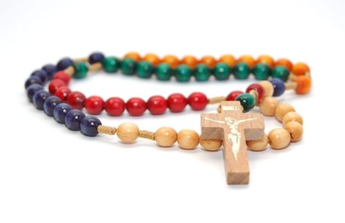 Różaniec misyjny drewniany na sznurku, pięć kolorów kontynentów.