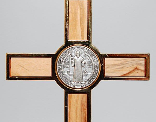 Krzyż św. Benedykta wiszący 12,5 cm jasny e-religijne.pl