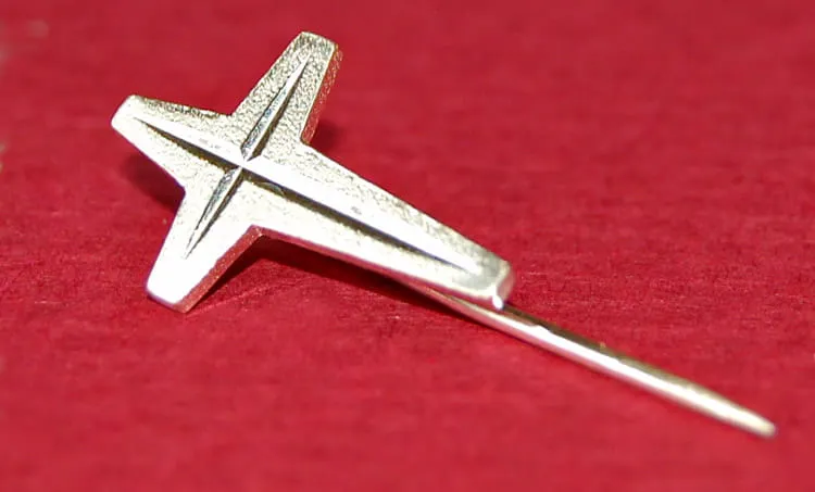 Krzyżyk srebrny do wpięcia w ubranie - 681999 e-religijne.pl