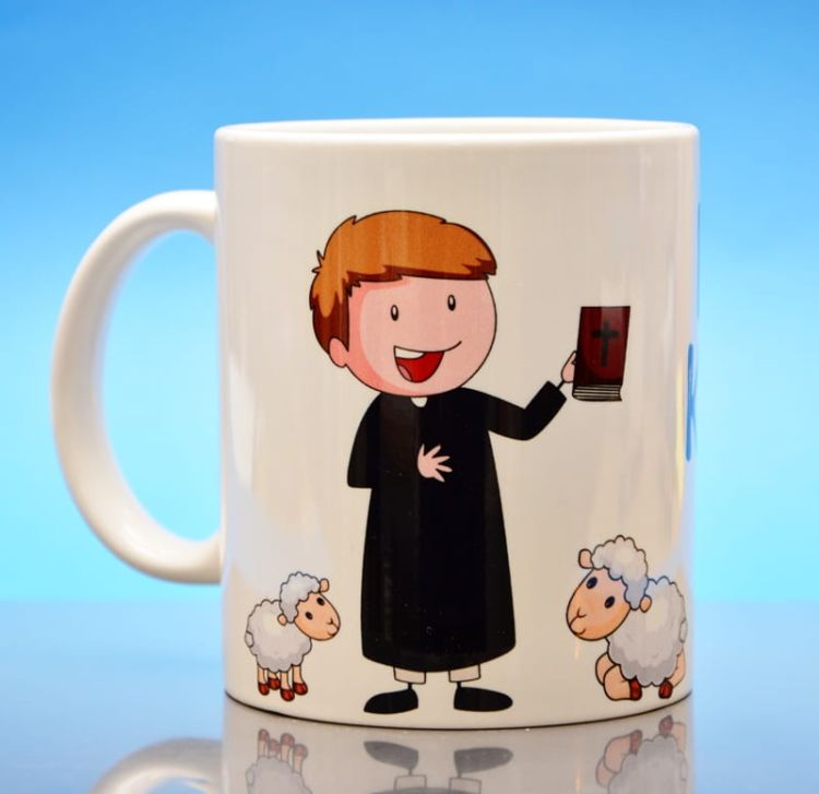 SKLEP Chrześcijański: KUBEK KSIĘDZA - prezentowy kubeczek dla kapłana , upominki i prezenty religijne, dewocjonalia Biały kubek ceramiczny z grafiką uśmiechniętego księdza i owieczek