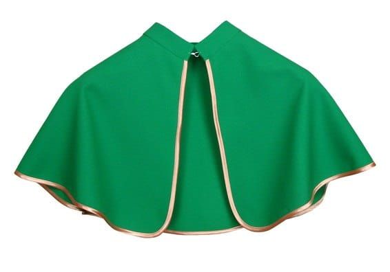 Zielona pelerynka ministrancka ze złotą lamówką, zapinana pod szyją, leżąca na białym tle.
