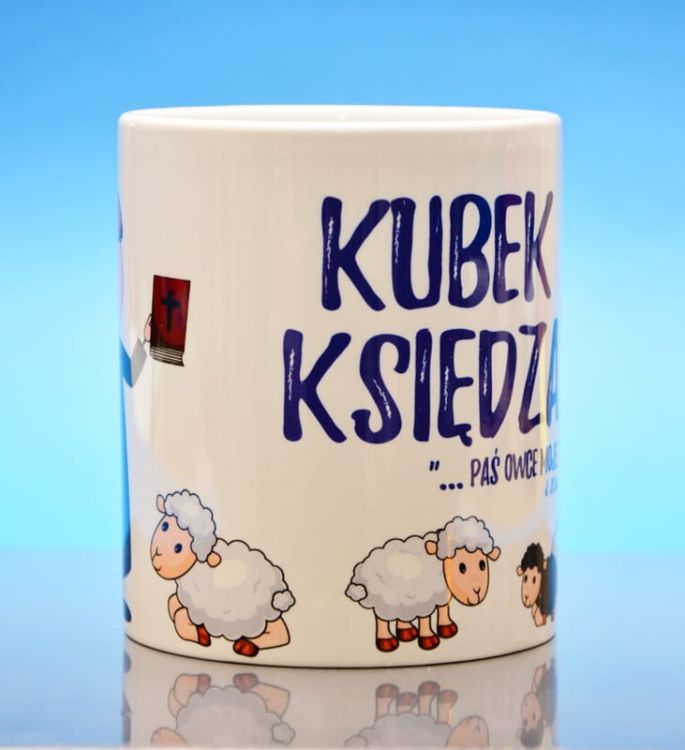 SKLEP Chrześcijański: KUBEK KSIĘDZA - prezentowy kubeczek dla kapłana , upominki i prezenty religijne, dewocjonalia Biały kubek ceramiczny z grafiką uśmiechniętego księdza i owieczek