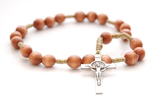 Koronka pokoju z krzyżem św. Benedykta - jasny brąz e-religijne.pl